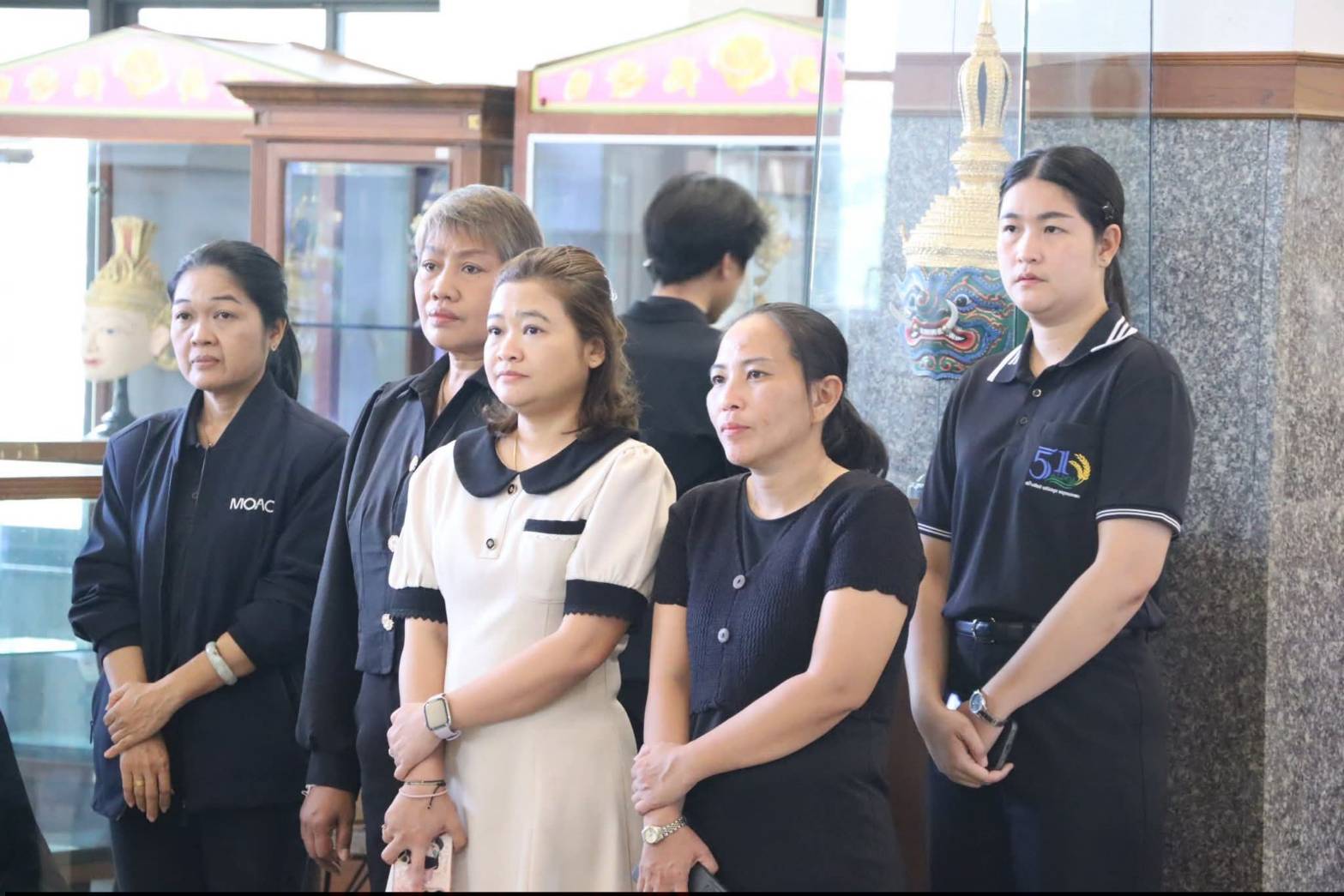 title - ผอ.ศพส. ให้การต้อนรับ ผอก.สกอญ. พร้อมด้วย คณะผู้เข้าร่วมสัมมนาเชิงปฏิบัติการฯ เข้าเยี่ยมชมแผนกฝึกอบรม และพื้นที่ภายในศูนย์ส่งเสริมและพัฒนาอาชีพเสริมนอกภาคการเกษตร